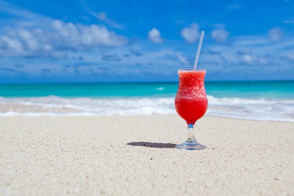 Drink Alkohol am Strand Einfache Camp-Cocktails für Ihr nächstes Outdoor-Abenteuer