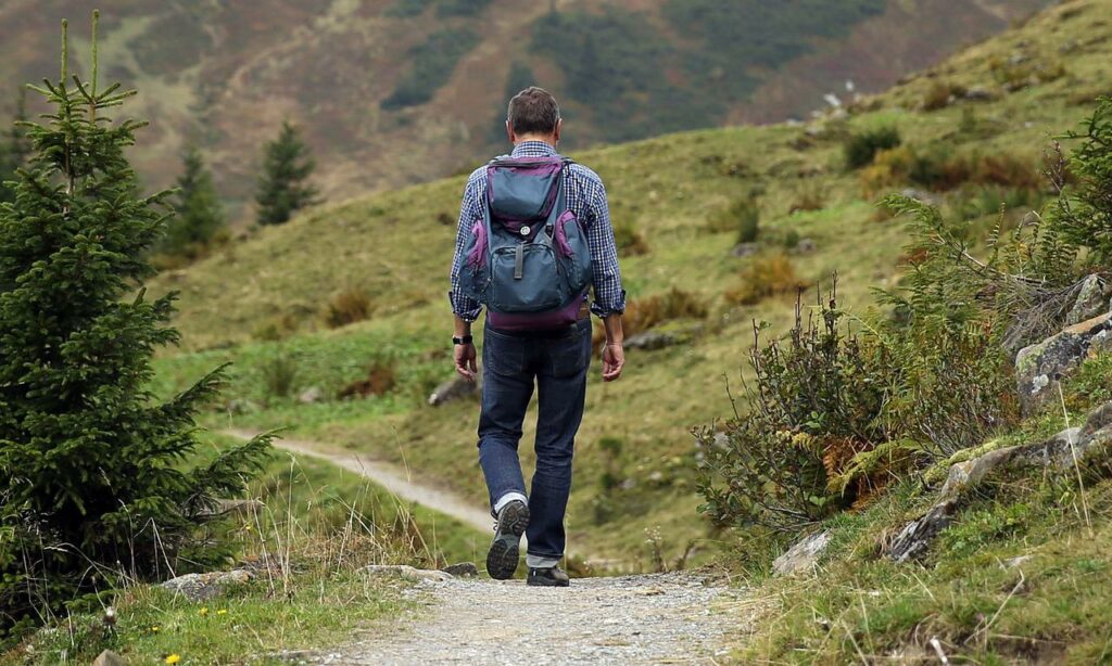 Mann beim Wandern alleine Solo Backpacking Wie man sicher alleine wandert