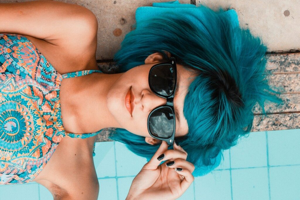 hübsche junge Frau mit Sonnenbrille Grüne vs. blaue polarisierte Gläser Die Unterschiede und besten Anwendungsfälle