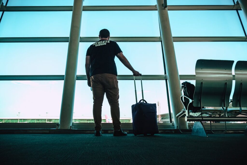 Mann Flughafen warten Wie Eine Verspätung Dir Beibringen Kann, Den Moment Zu Umarmen