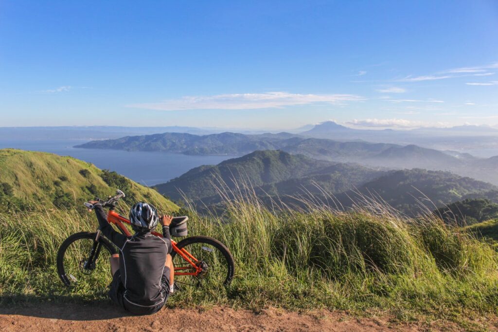 Mann Fahrrad Natur Hügel Die Magie ganztägiger Radtouren