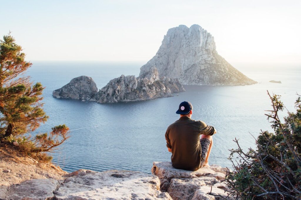 Mann Meer Felsen Sonne Entspannung Warum „Slow Travel“ kein kurzfristiger Trend ist