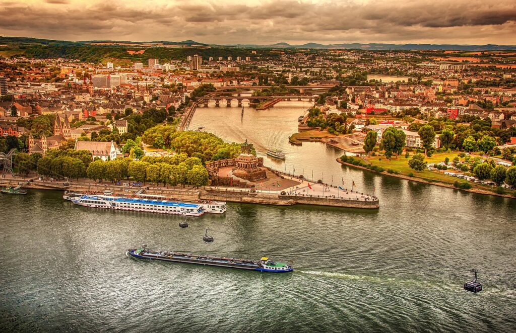 Rhein Luftaufnahme Schiffe Fluss Wie tief ist der Rhein Durchschnitt und tiefste Stelle